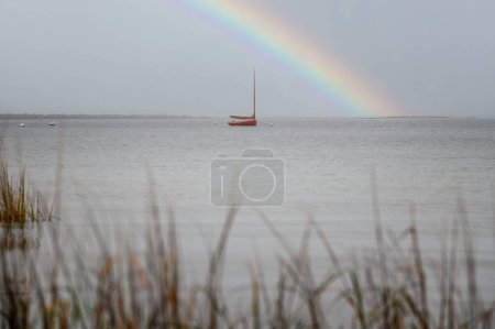 Tranquilo y tranquilo Hermosa mañana de arco iris en Nantucket Harbor
