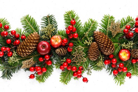 Weihnachten, Weihnachten, Noel oder Neujahr Hintergrund mit winterlicher festlicher Weihnachtsdekoration auf Weihnachtsbaumzweigen mit Kopierplatz für einen Text der Grußkarte