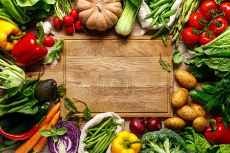 Fondo de verduras. Varias verduras en la mesa de la cocina. Comida limpia, concepto de comida saludable, cama plana, vista de arriba hacia abajo
