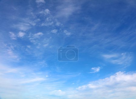 Téléchargez les photos : Nuages blancs moelleux dans un ciel bleu - en image libre de droit