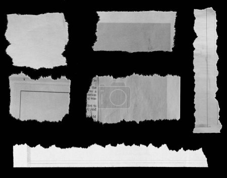 Téléchargez les photos : Six morceaux de journal déchiré sur fond noir - en image libre de droit