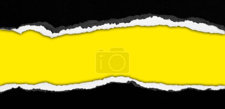 Foto de Papel negro rasgado sobre fondo amarillo, espacio para copia - Imagen libre de derechos