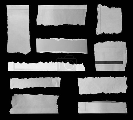 Téléchargez les photos : Dix morceaux de journal déchiré sur fond noir - en image libre de droit