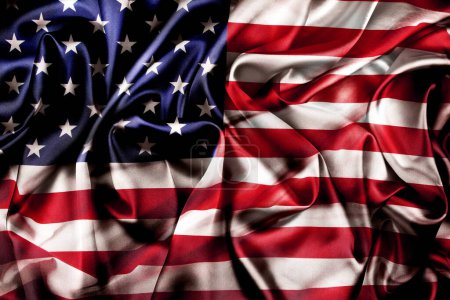 Téléchargez les photos : Étoiles et rayures ondulées et soyeux drapeau américain - en image libre de droit