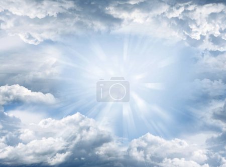 Foto de Rayos brillantes brillando en las nubes - Imagen libre de derechos