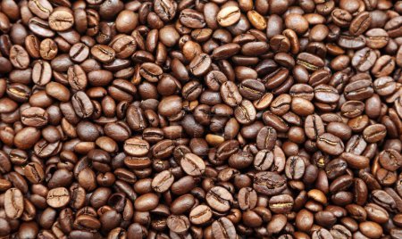 Téléchargez les photos : Gros plan sur les grains de café brun torréfiés backgroun - en image libre de droit