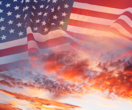 Téléchargez les photos : Drapeau américain dans un ciel ensoleillé - en image libre de droit