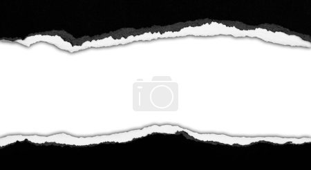 Téléchargez les photos : Papier noir déchiré sur fond uni, espace pour la copie - en image libre de droit