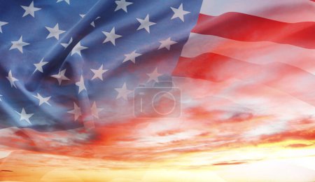 Téléchargez les photos : Drapeau américain dans un ciel ensoleillé - en image libre de droit