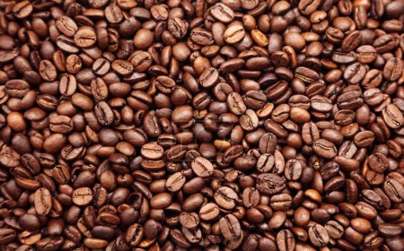 Foto de Primer plano de granos de café marrón tostado backgroun - Imagen libre de derechos