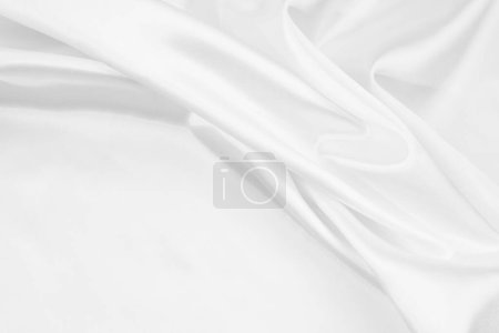 Téléchargez les photos : Tissu de soie blanc ondulé fond de texture. Copier spac - en image libre de droit