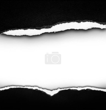 Foto de Papel negro rasgado sobre fondo liso, espacio para copia - Imagen libre de derechos