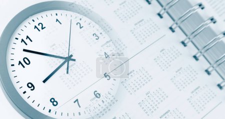 Foto de Reloj cara y calendario diario compuesto - Imagen libre de derechos