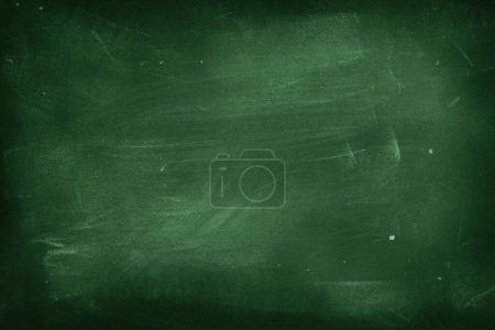 Foto de Tiza frotada sobre fondo de pizarra verde - Imagen libre de derechos