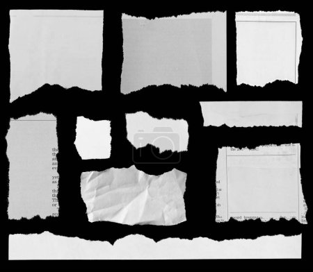 Téléchargez les photos : Dix morceaux de journal déchiré sur fond noir - en image libre de droit