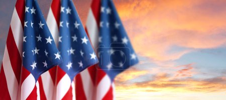 Téléchargez les photos : Trois drapeaux américains dans le ciel. Joyeux 4 juillet - en image libre de droit