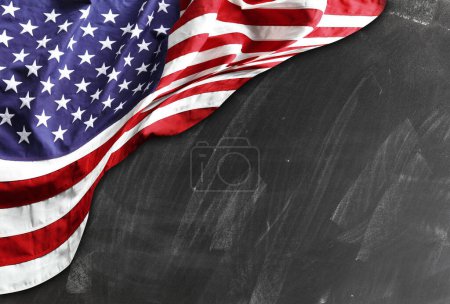 Téléchargez les photos : Drapeau américain sur fond tableau noir - en image libre de droit