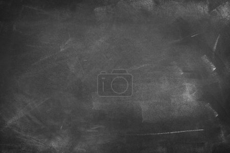 Téléchargez les photos : Craie frottée sur fond de tableau noir - en image libre de droit