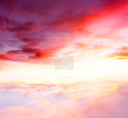 Téléchargez les photos : Nuages ensoleillés dans le ciel d'été - en image libre de droit