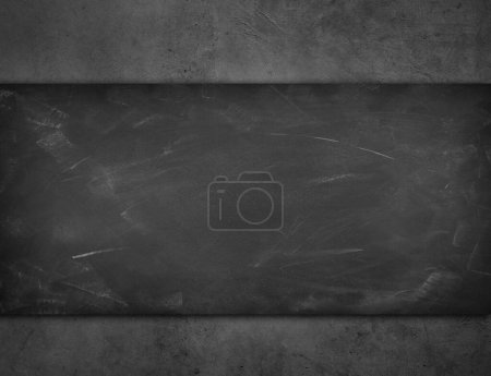 Téléchargez les photos : Béton gris et craie frottés sur fond de tableau noir - en image libre de droit