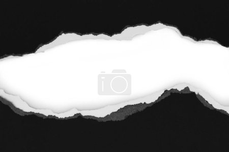 Téléchargez les photos : Papier noir déchiré, espace pour la copie - en image libre de droit