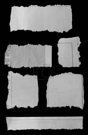 Téléchargez les photos : Six morceaux de journal déchiré sur fond noir - en image libre de droit