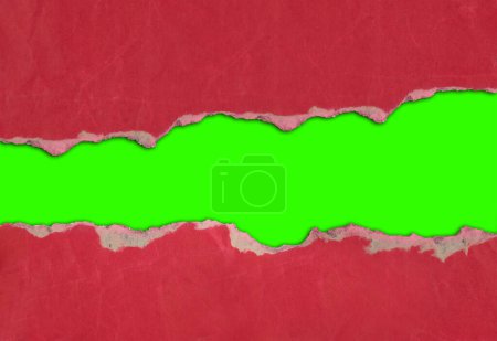 Foto de Agujero rasgado en papel rojo sobre verde. Copiar espacio. Fondo de Navidad. - Imagen libre de derechos