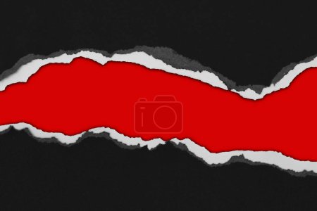 Foto de Papel negro rasgado sobre fondo rojo - Imagen libre de derechos