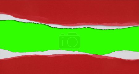 Téléchargez les photos : Trou déchiré en papier rouge sur vert. Espace de copie. Fond de Noël. - en image libre de droit