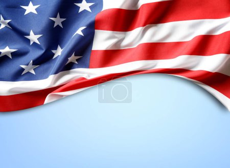 Foto de Bandera americana sobre fondo azul. Copiar espacio - Imagen libre de derechos