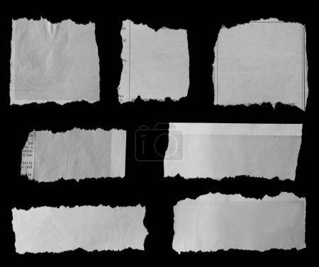 Téléchargez les photos : Sept morceaux de journal déchiré sur fond noir - en image libre de droit