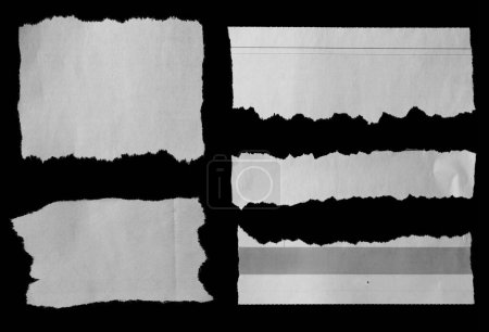 Foto de Cinco pedazos de periódico roto sobre fondo negro - Imagen libre de derechos