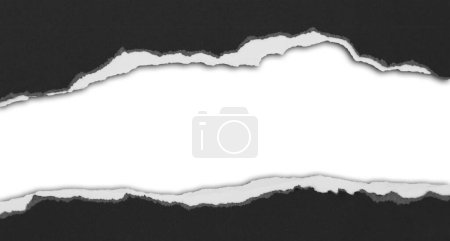 Téléchargez les photos : Papier noir déchiré sur fond blanc, espace pour la copie - en image libre de droit