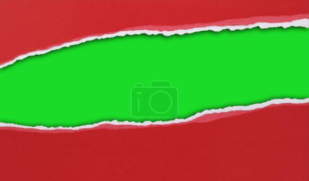 Téléchargez les photos : Trou déchiré en papier rouge sur vert. Espace de copie. Fond de Noël. - en image libre de droit