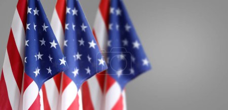 Téléchargez les photos : Trois drapeau américain devant fond gris - en image libre de droit