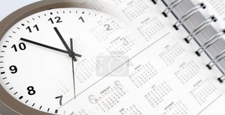 Foto de Reloj cara y calendario página - Imagen libre de derechos