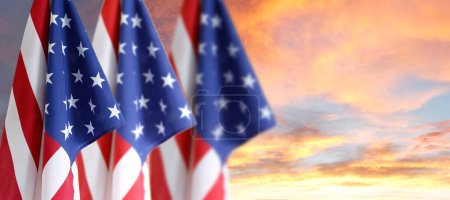 Téléchargez les photos : Drapeaux américains dans un ciel lumineux - en image libre de droit