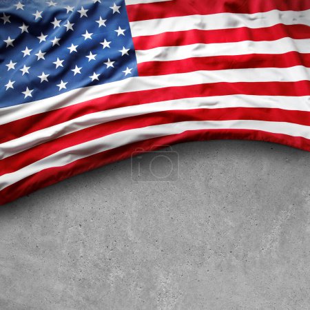 Téléchargez les photos : Gros plan du drapeau américain sur fond de mur en béton gris - en image libre de droit