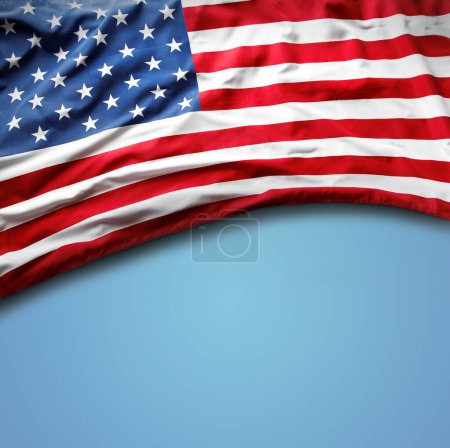 Foto de Bandera americana sobre fondo azul. Copiar espacio - Imagen libre de derechos