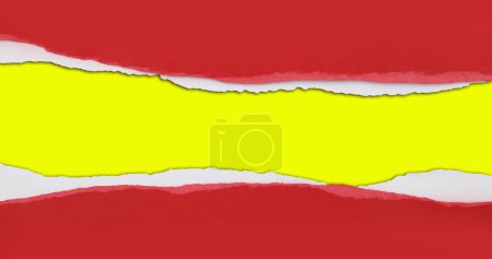 Téléchargez les photos : Trou déchiré en papier rouge sur fond jaune - en image libre de droit