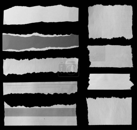Téléchargez les photos : Neuf morceaux de journal déchiré sur fond noir - en image libre de droit