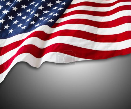 Téléchargez les photos : Gros plan du drapeau américain sur fond gris - en image libre de droit