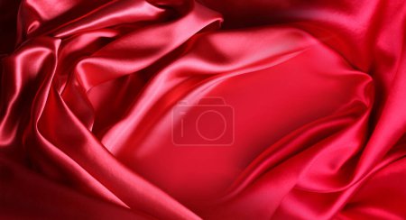 Téléchargez les photos : Gros plan d'ondulations en tissu de soie rouge - en image libre de droit