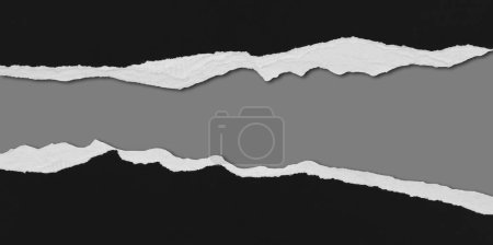 Téléchargez les photos : Papier noir déchiré sur fond gris - en image libre de droit