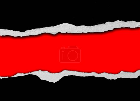 Téléchargez les photos : Papier noir déchiré sur fond rouge - en image libre de droit