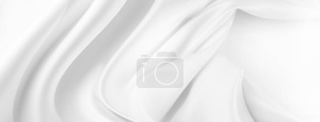 Téléchargez les photos : Gros plan de tissu de soie blanc ondulé - en image libre de droit