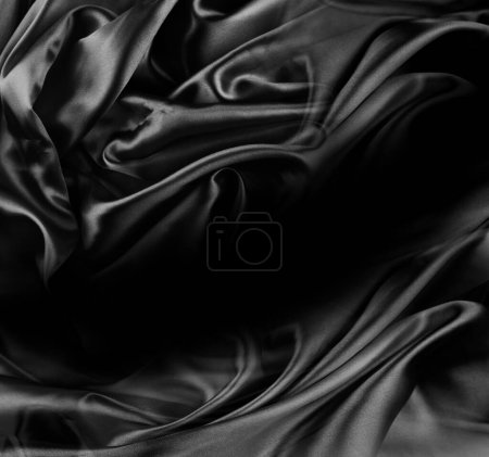 Téléchargez les photos : Gros plan de tissu de soie noir ondulé - en image libre de droit