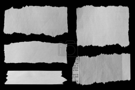 Téléchargez les photos : Cinq morceaux de journal déchiré sur fond noir - en image libre de droit