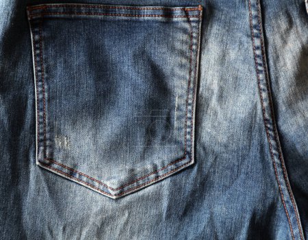 Foto de Primer plano del bolsillo trasero descolorido en vaqueros azules - Imagen libre de derechos
