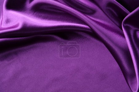 Foto de Primer plano de ondulaciones en tela de seda púrpura - Imagen libre de derechos